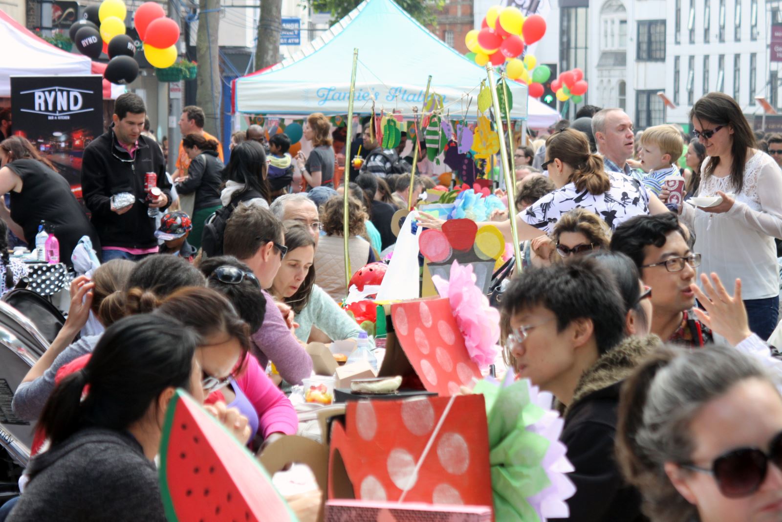 Crowd eating